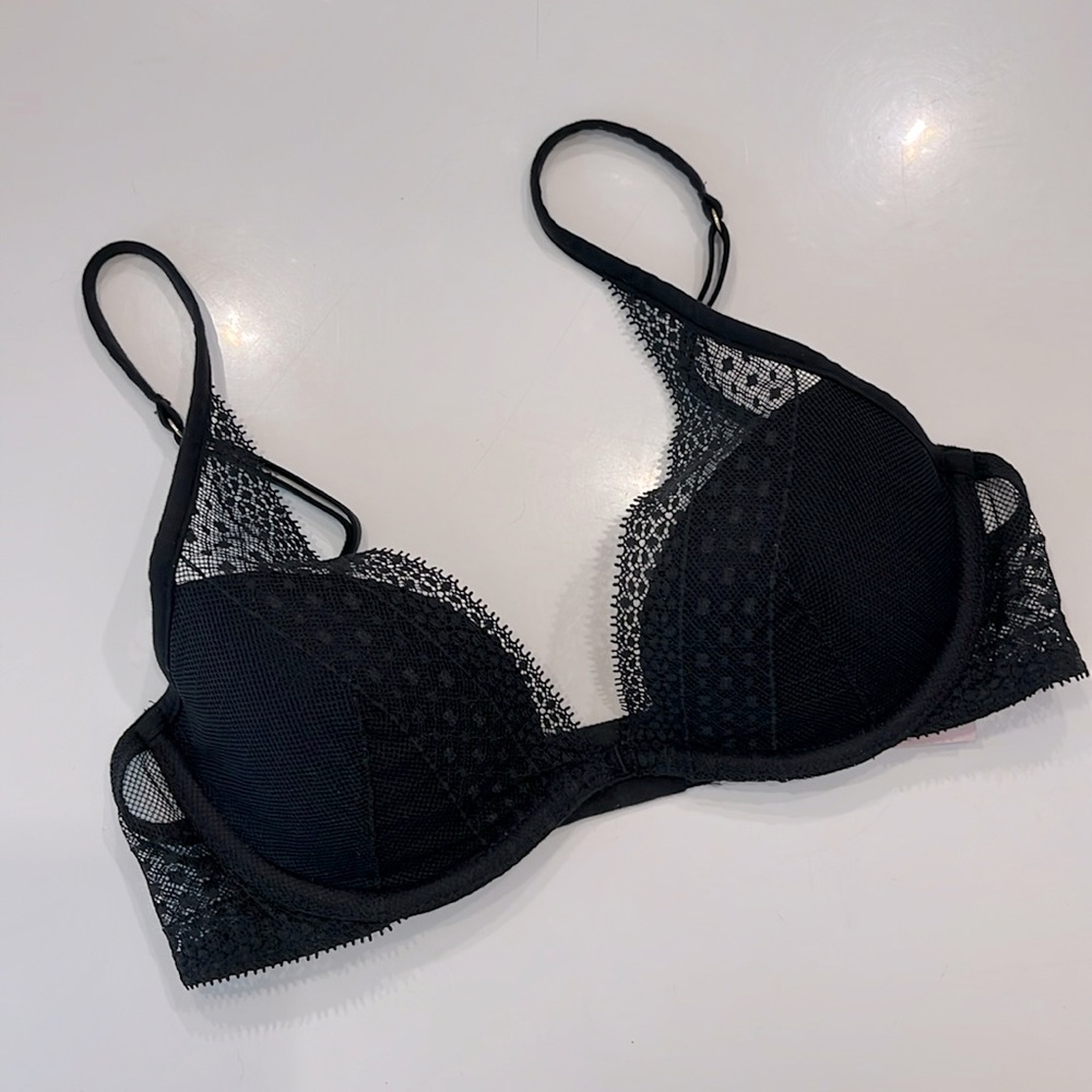 Incredible by Victoria’s Secret Lightly Lined Plunge Bra 32C